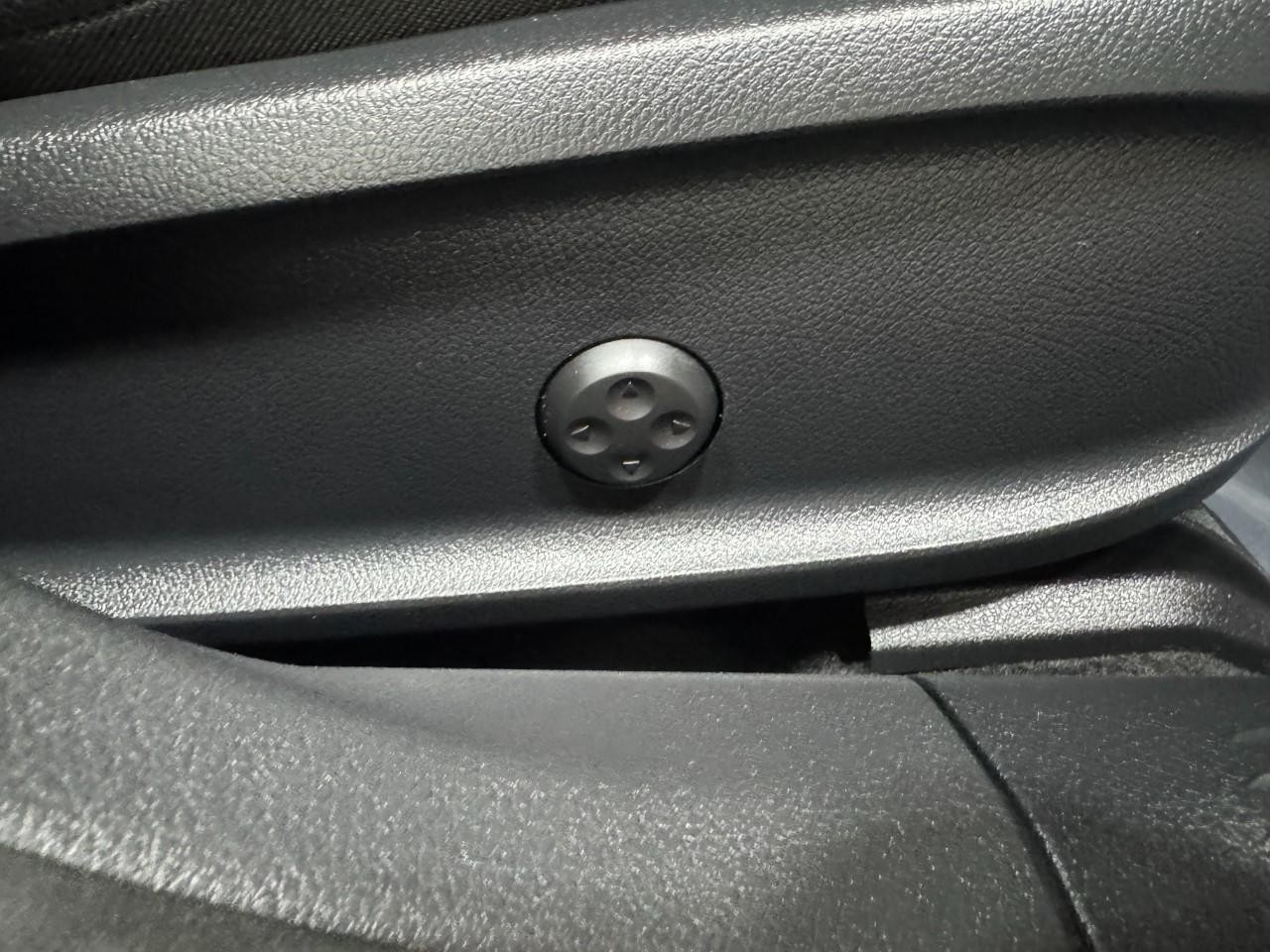 Mercedes-Benz CLA Vehicle Full-screen Gallery Image 20