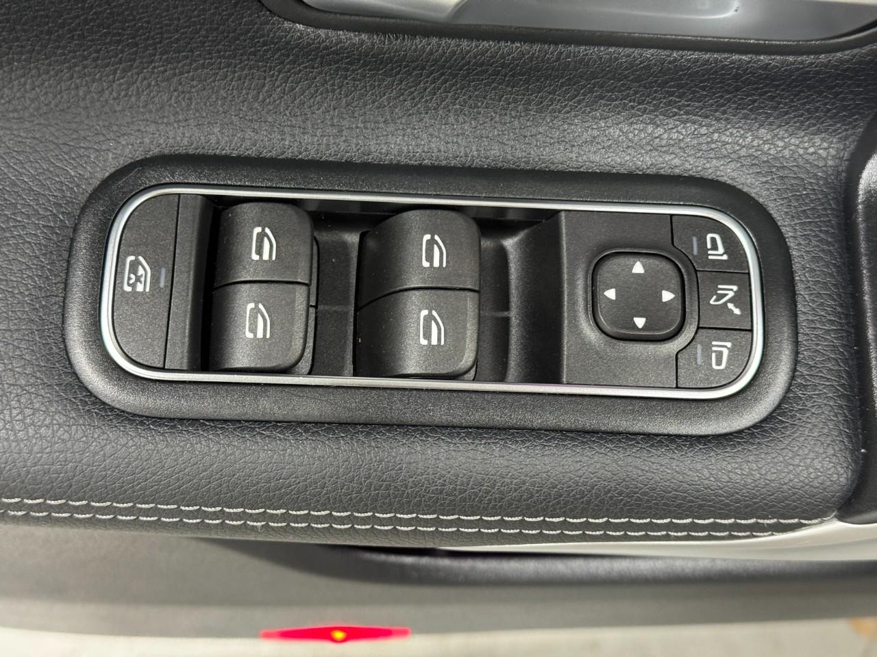 Mercedes-Benz CLA Vehicle Full-screen Gallery Image 26