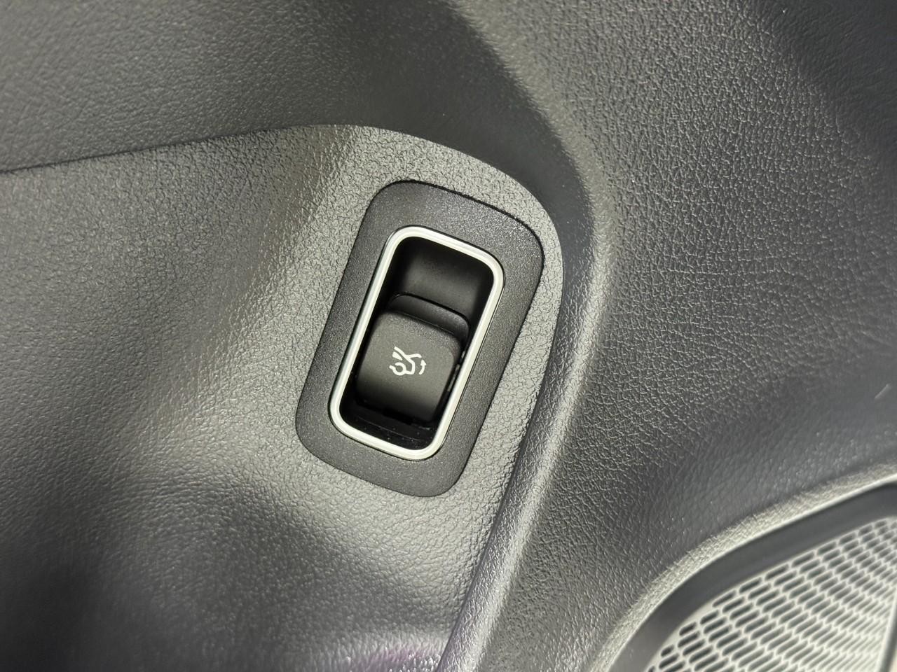 Mercedes-Benz CLA Vehicle Full-screen Gallery Image 27