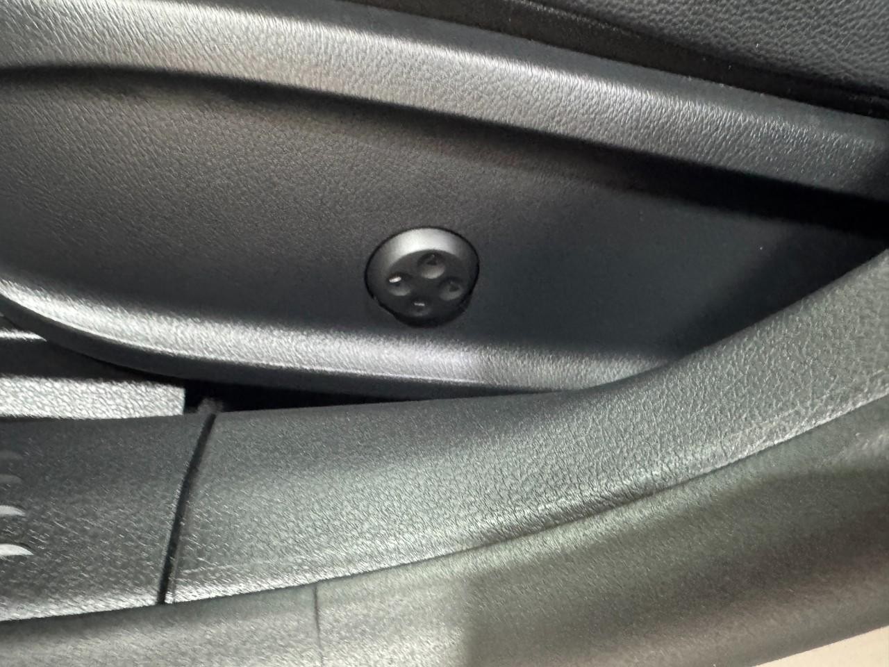 Mercedes-Benz CLA Vehicle Full-screen Gallery Image 30