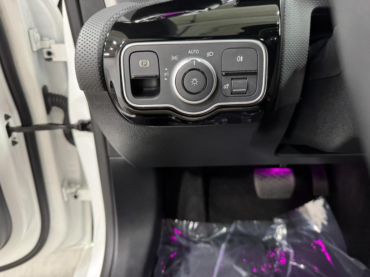 Mercedes-Benz CLA Vehicle Full-screen Gallery Image 31