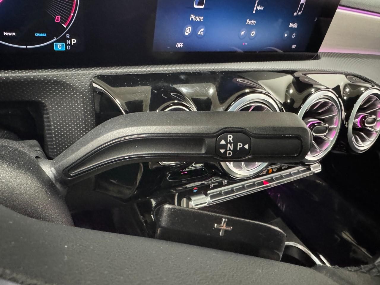 Mercedes-Benz CLA Vehicle Full-screen Gallery Image 35