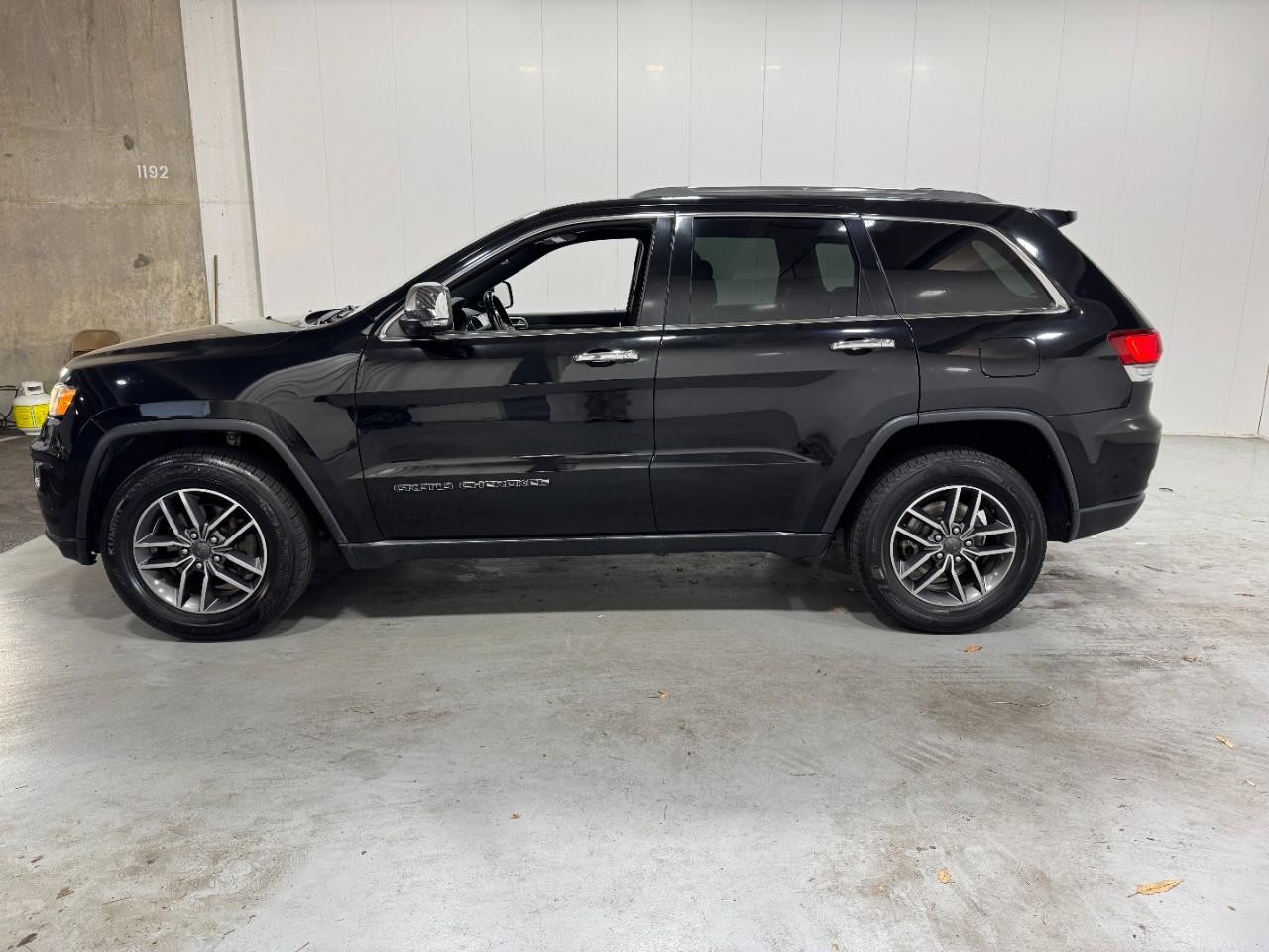 Jeep Grand Cherokee Vehicle Full-screen Gallery Image 2