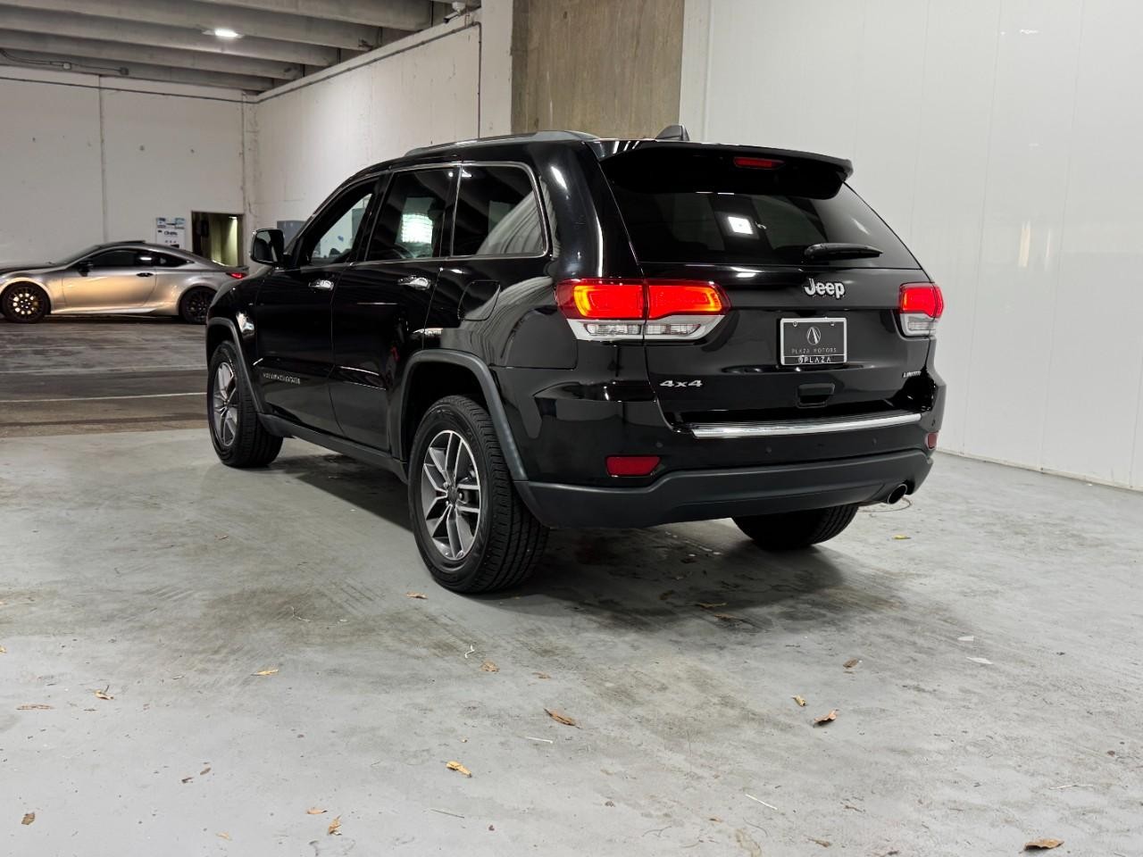 Jeep Grand Cherokee Vehicle Full-screen Gallery Image 3