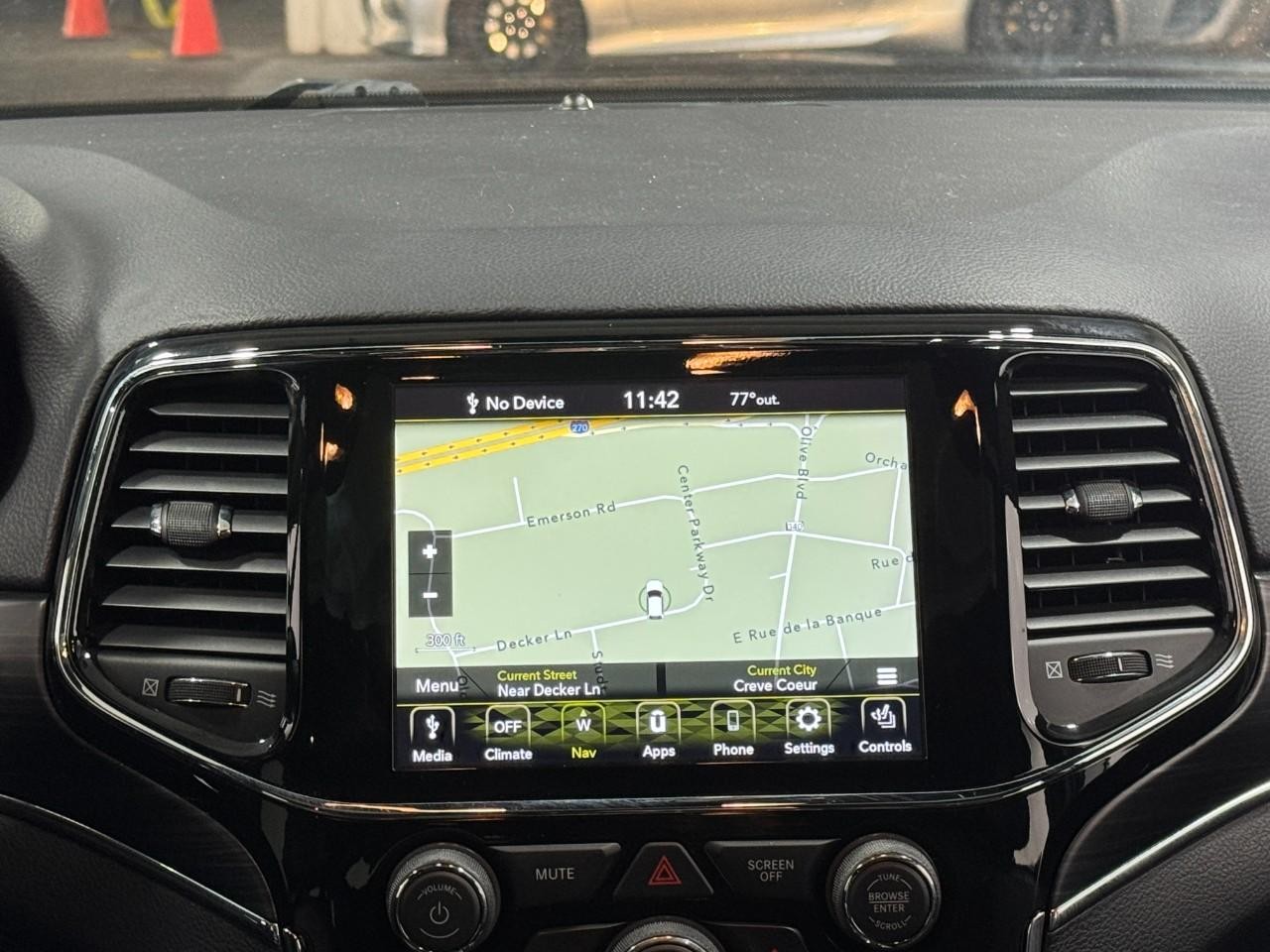 Jeep Grand Cherokee Vehicle Full-screen Gallery Image 14