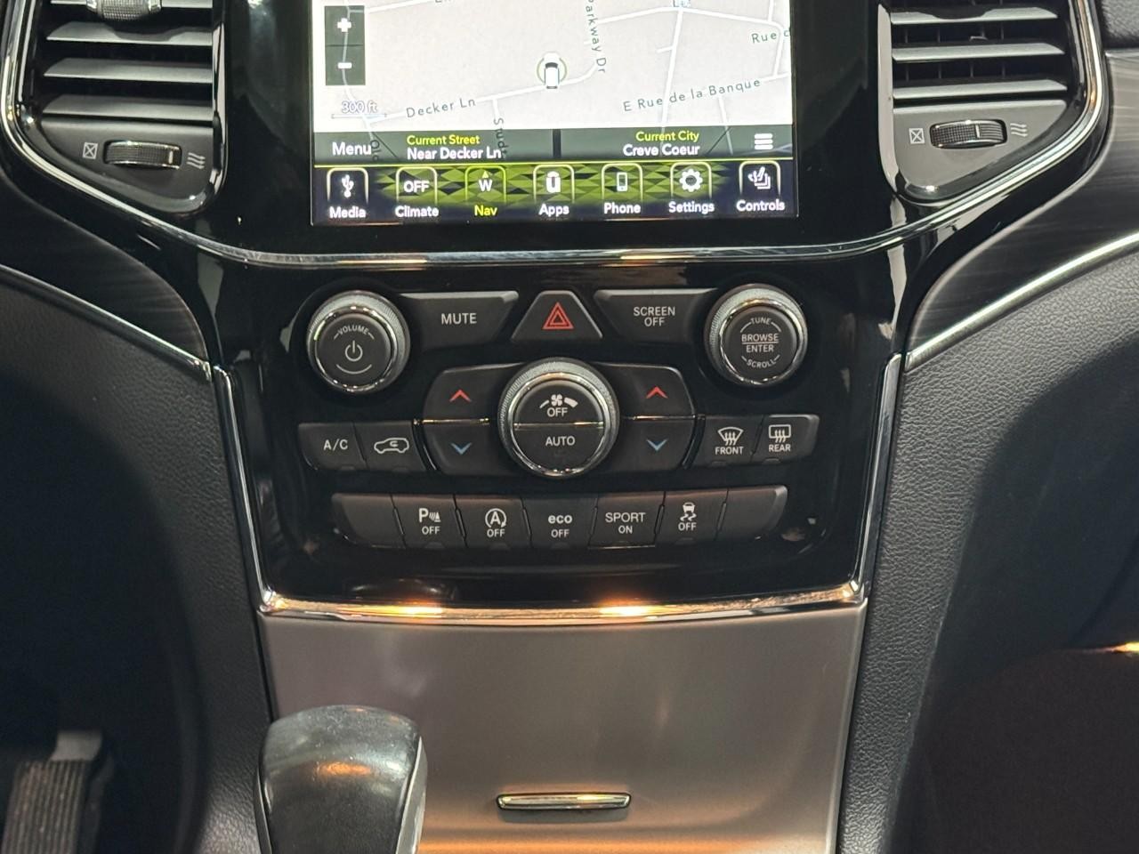 Jeep Grand Cherokee Vehicle Full-screen Gallery Image 15