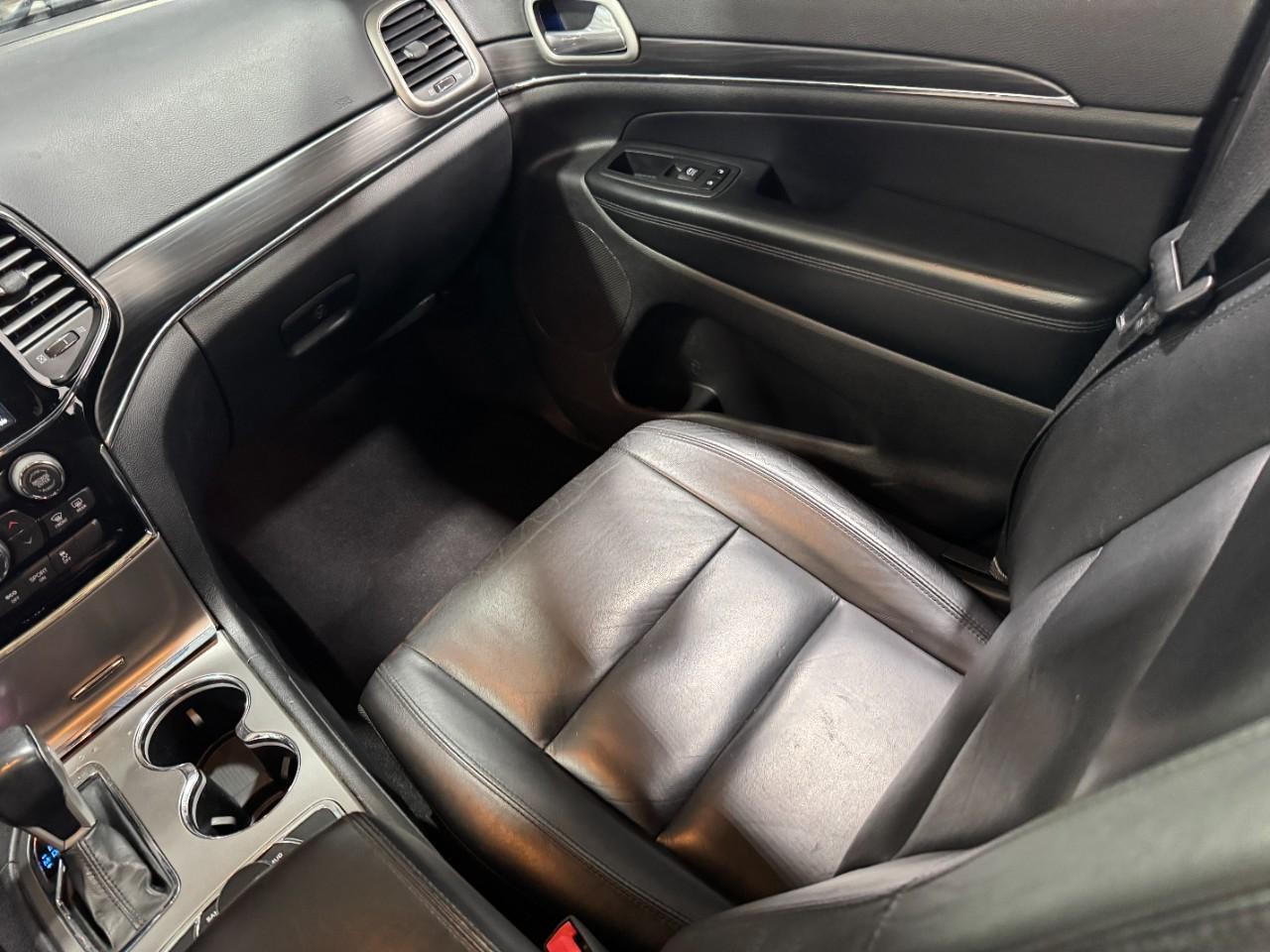 Jeep Grand Cherokee Vehicle Full-screen Gallery Image 17