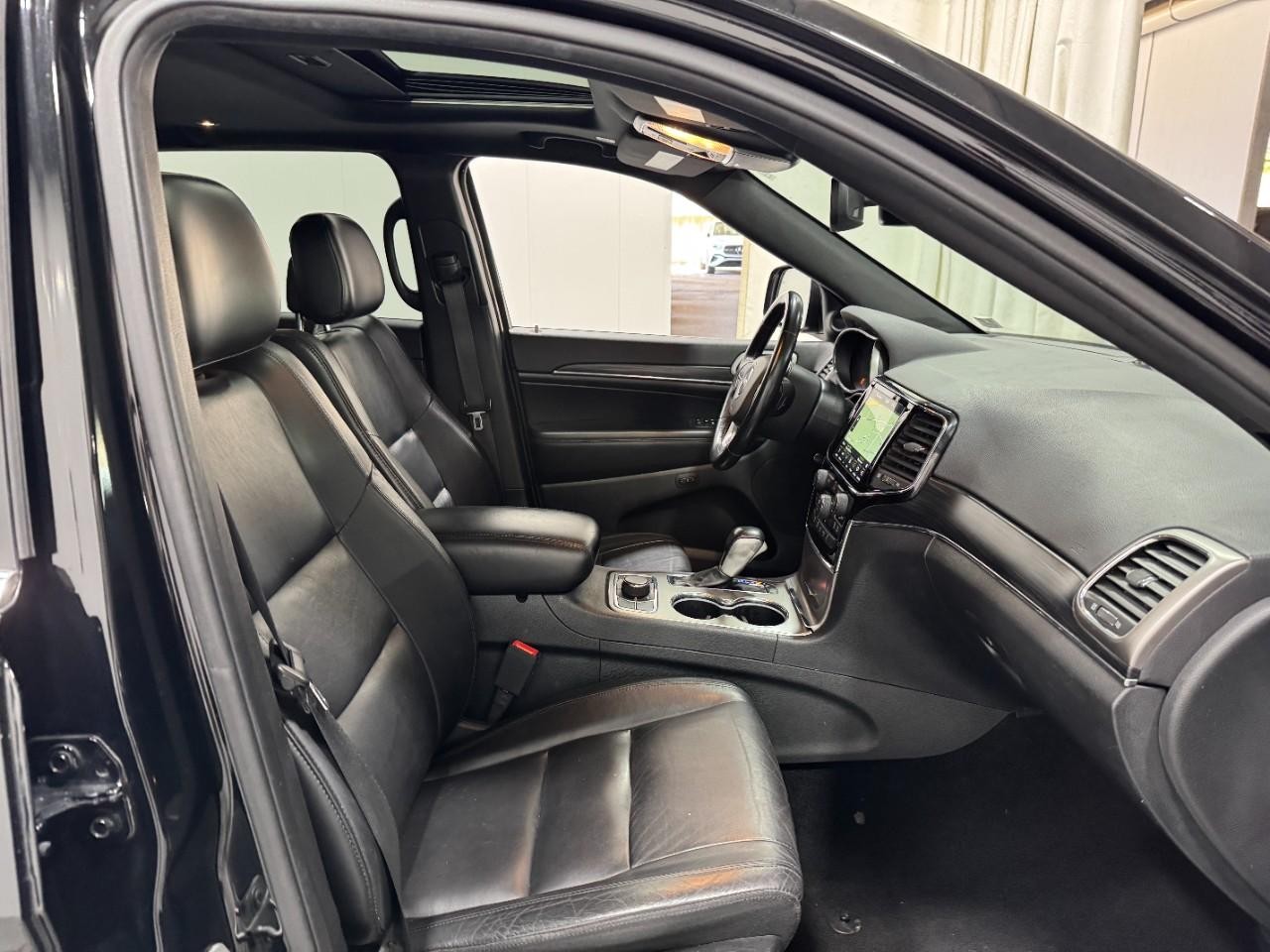 Jeep Grand Cherokee Vehicle Full-screen Gallery Image 18