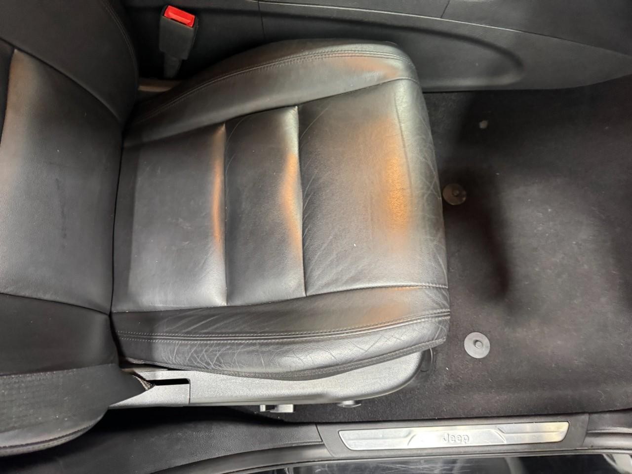 Jeep Grand Cherokee Vehicle Full-screen Gallery Image 19