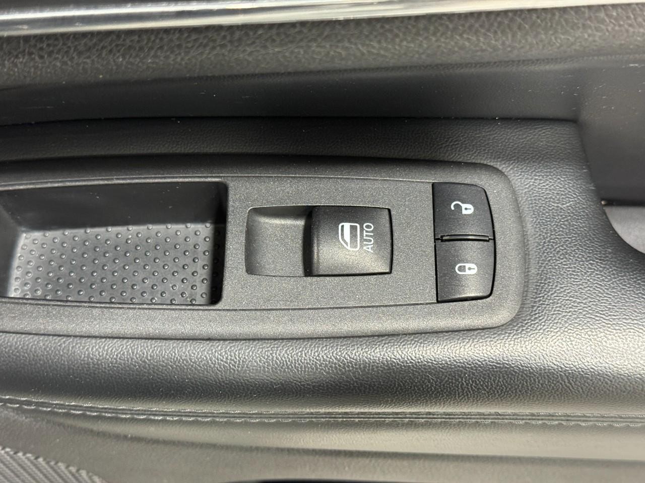 Jeep Grand Cherokee Vehicle Full-screen Gallery Image 21