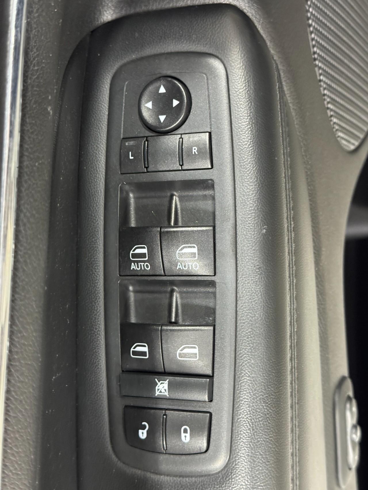 Jeep Grand Cherokee Vehicle Full-screen Gallery Image 22