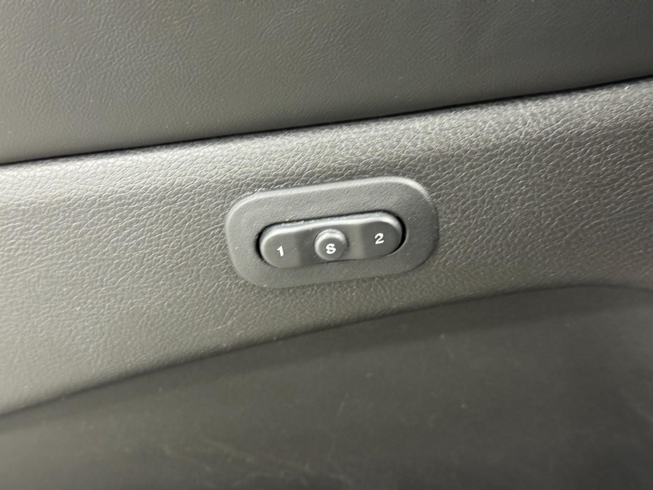 Jeep Grand Cherokee Vehicle Full-screen Gallery Image 23