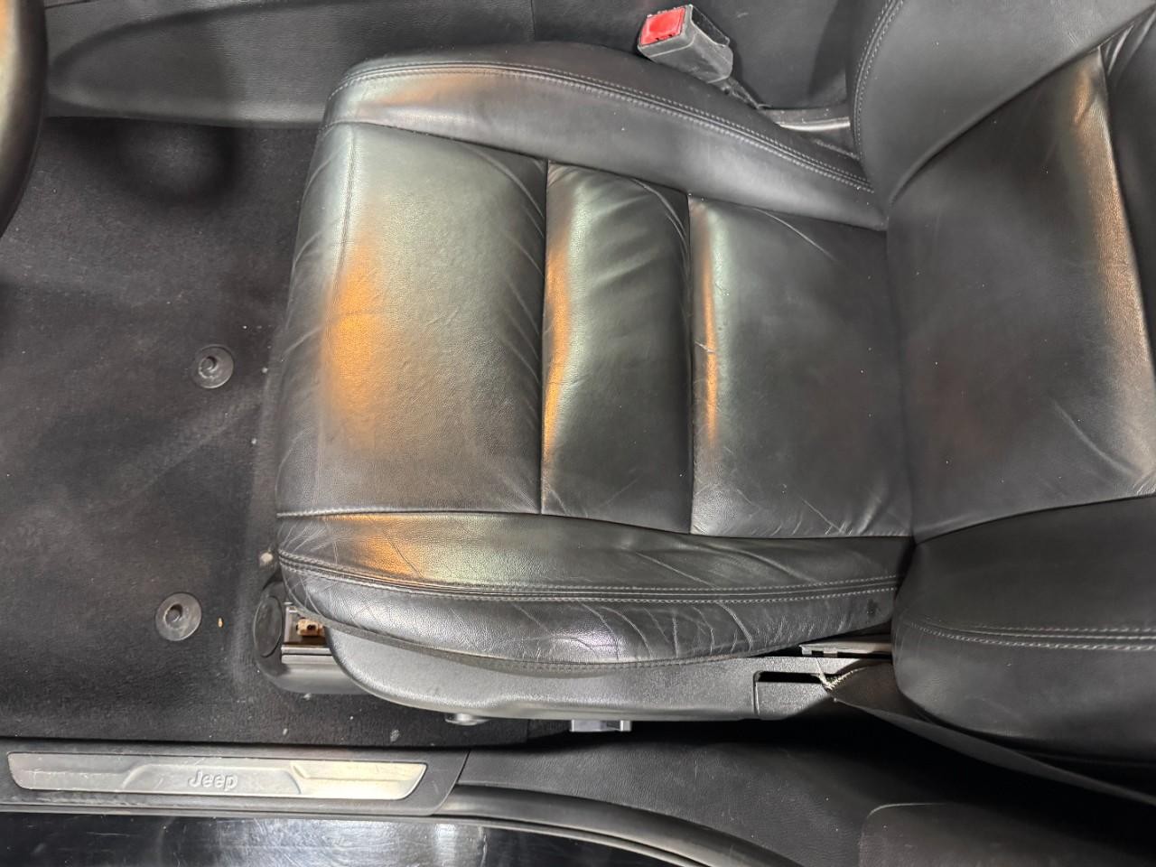 Jeep Grand Cherokee Vehicle Full-screen Gallery Image 25