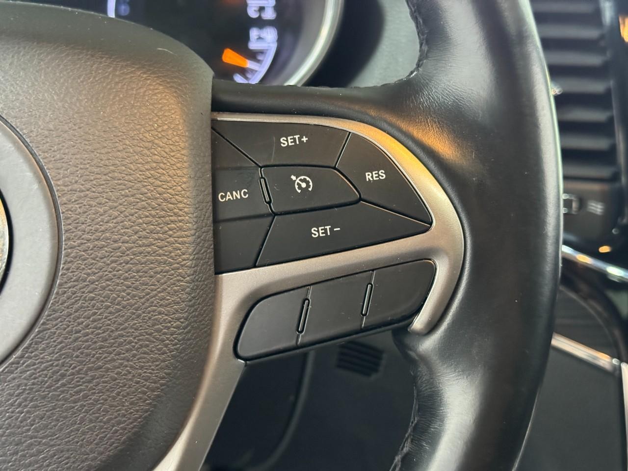 Jeep Grand Cherokee Vehicle Full-screen Gallery Image 29