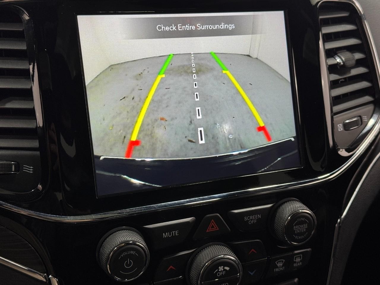 Jeep Grand Cherokee Vehicle Full-screen Gallery Image 31