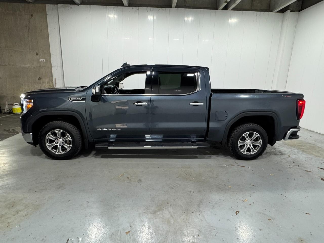 GMC Sierra 1500 Vehicle Full-screen Gallery Image 2