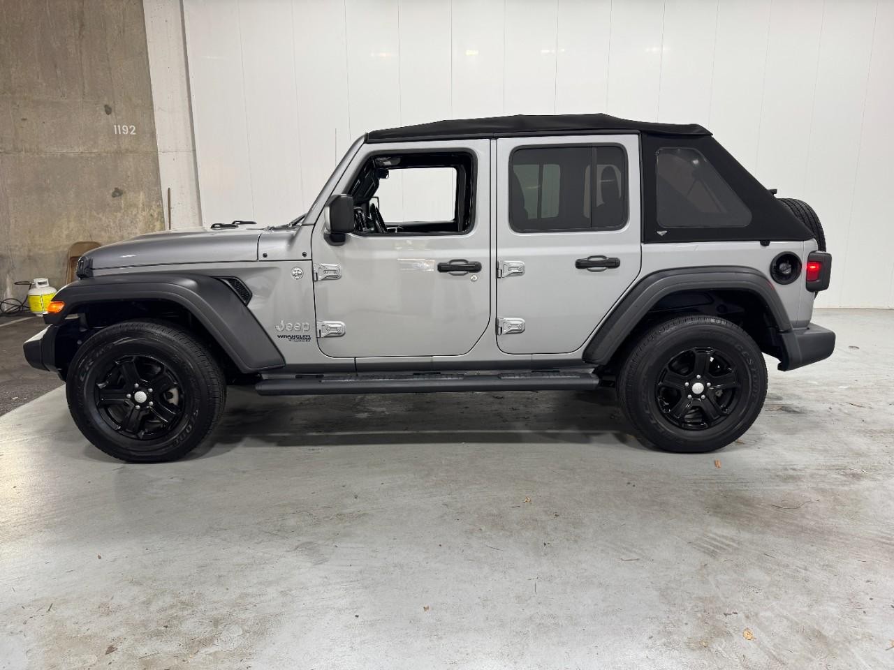 Jeep Wrangler Vehicle Full-screen Gallery Image 2