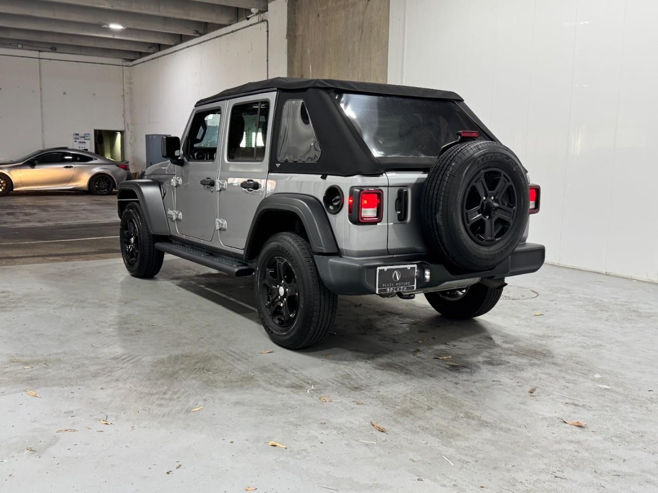 Jeep Wrangler Vehicle Full-screen Gallery Image 3