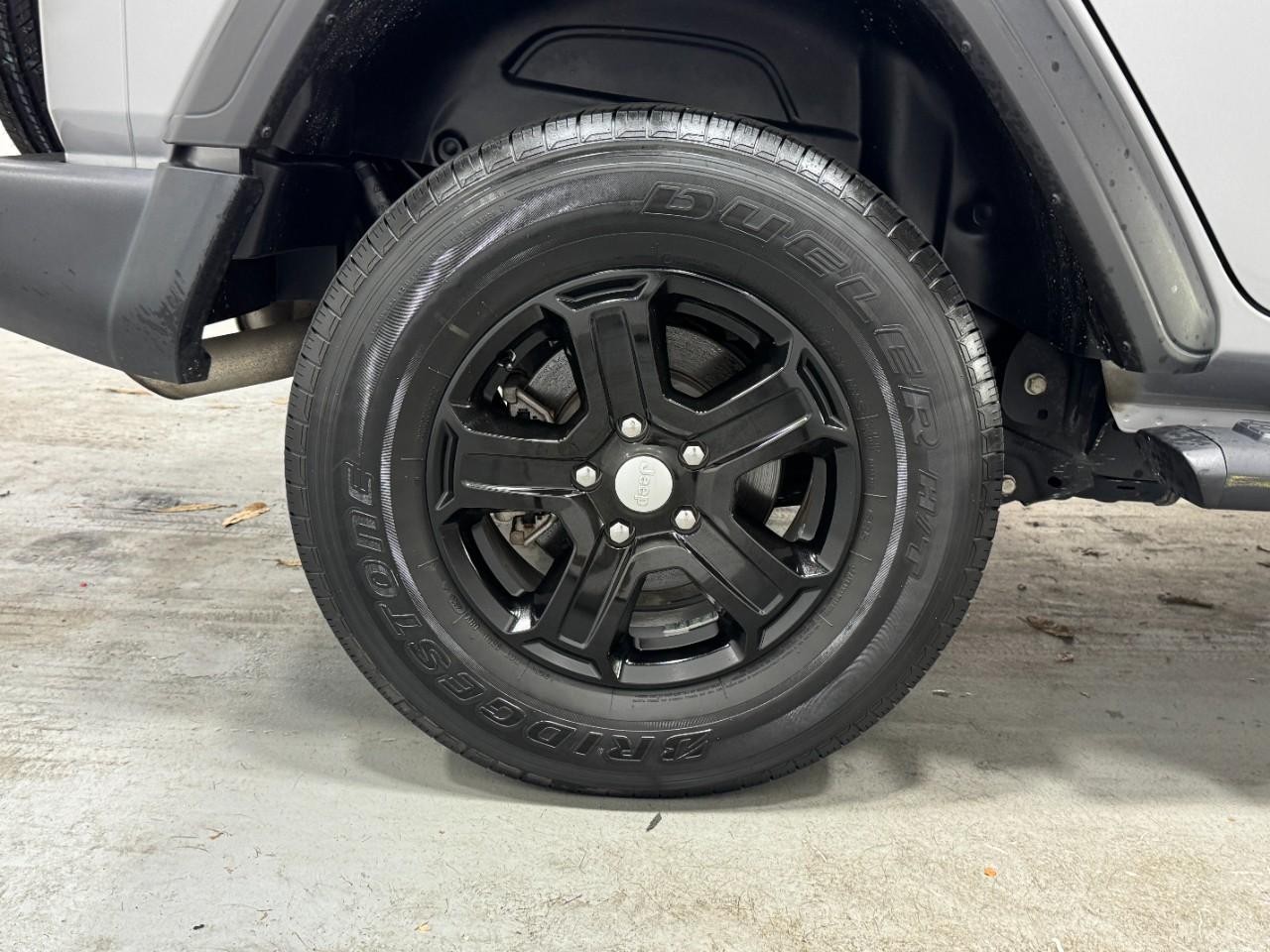 Jeep Wrangler Vehicle Full-screen Gallery Image 5