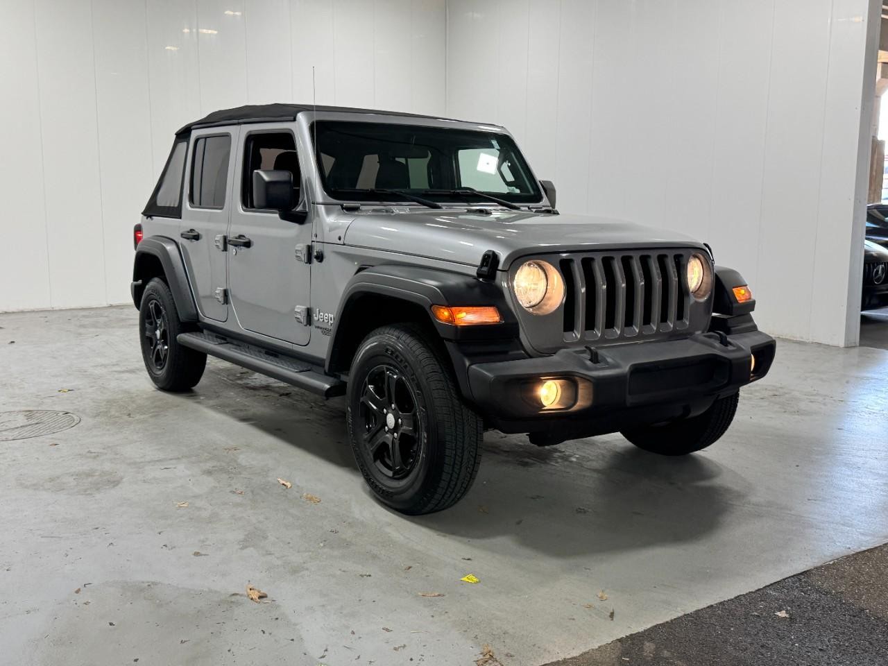 Jeep Wrangler Vehicle Full-screen Gallery Image 6