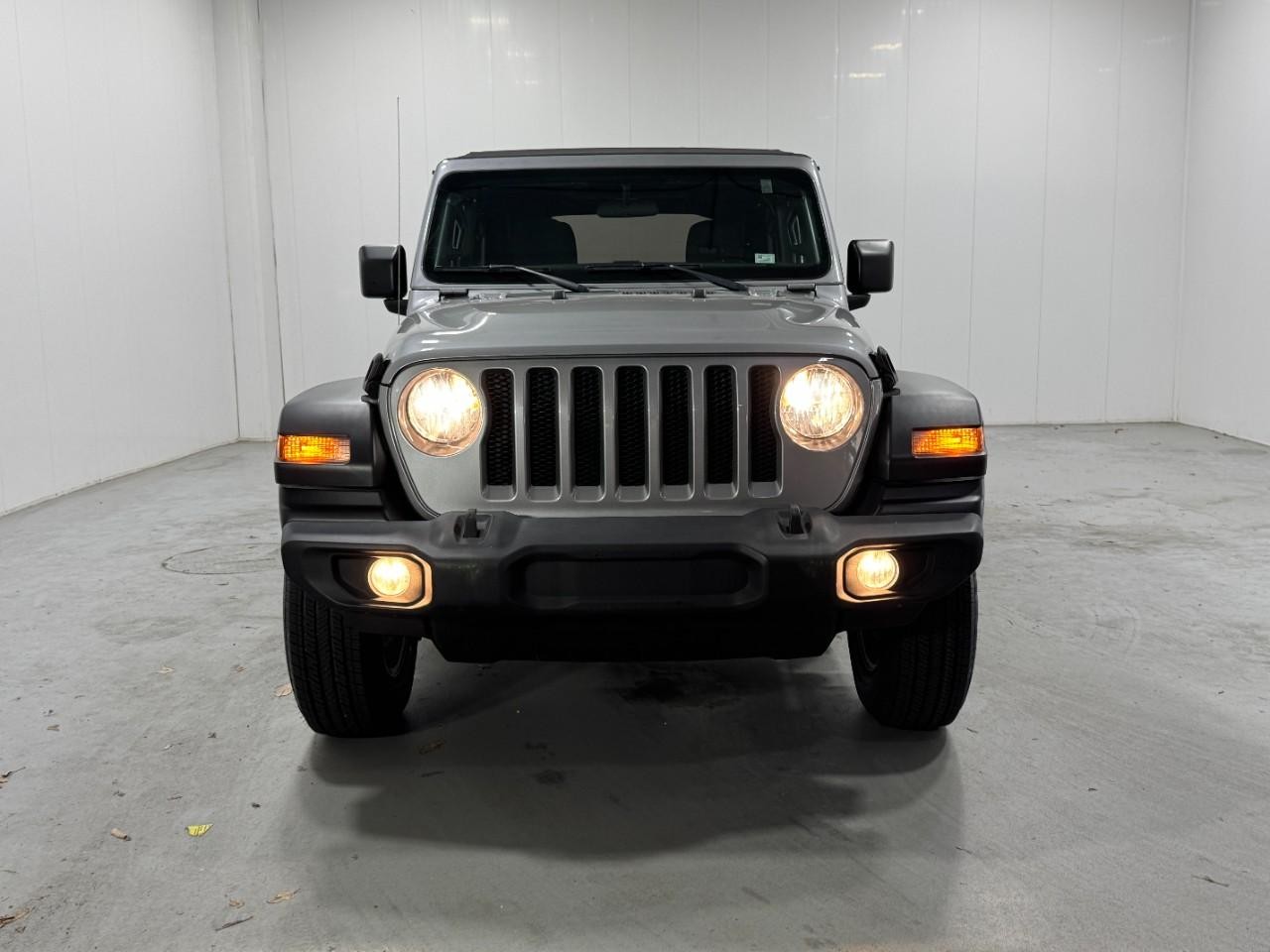 Jeep Wrangler Vehicle Full-screen Gallery Image 7