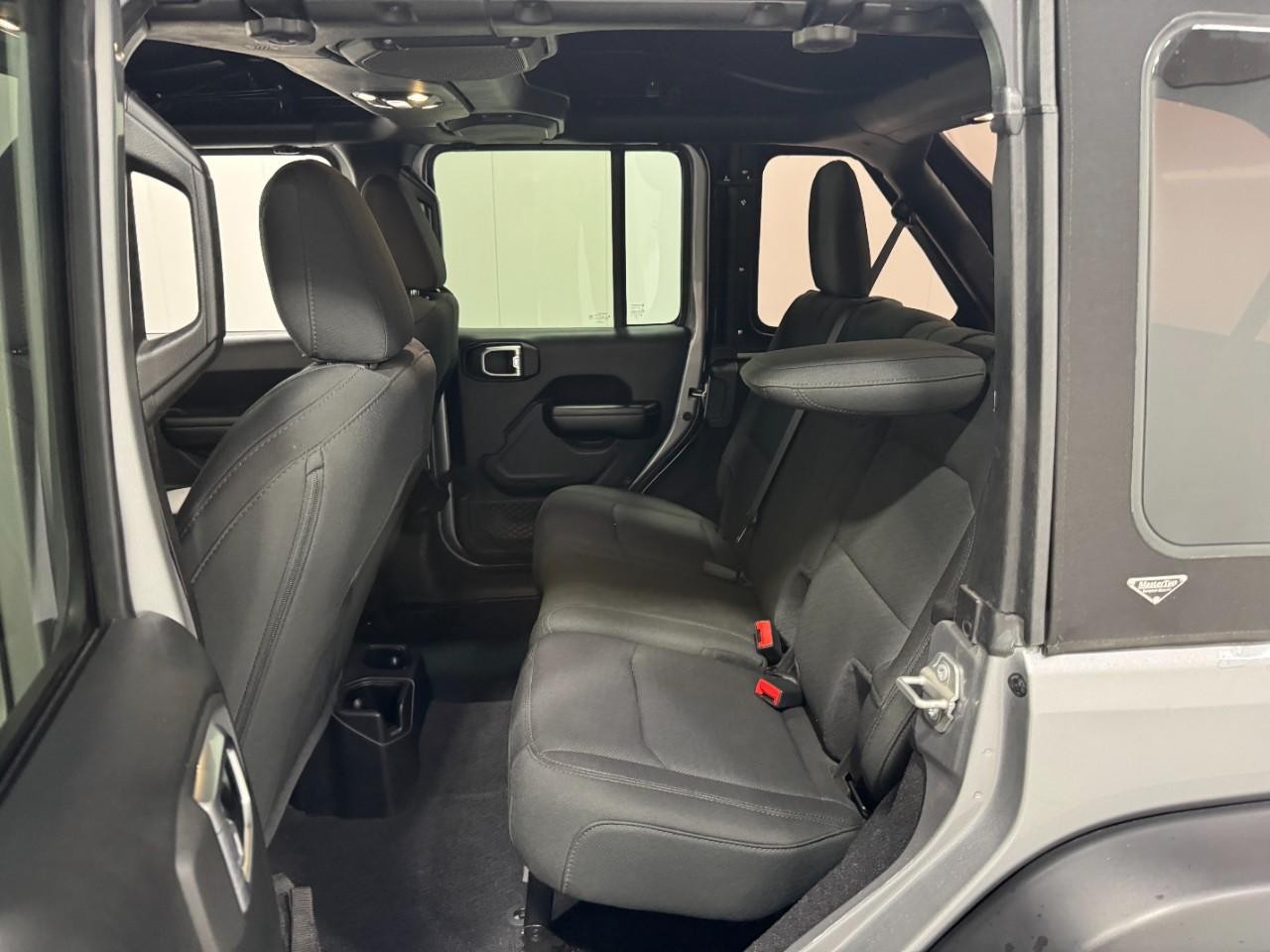 Jeep Wrangler Vehicle Full-screen Gallery Image 8