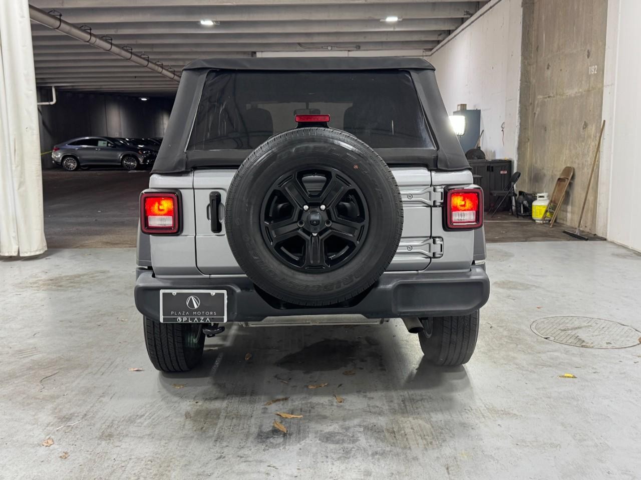 Jeep Wrangler Vehicle Full-screen Gallery Image 9