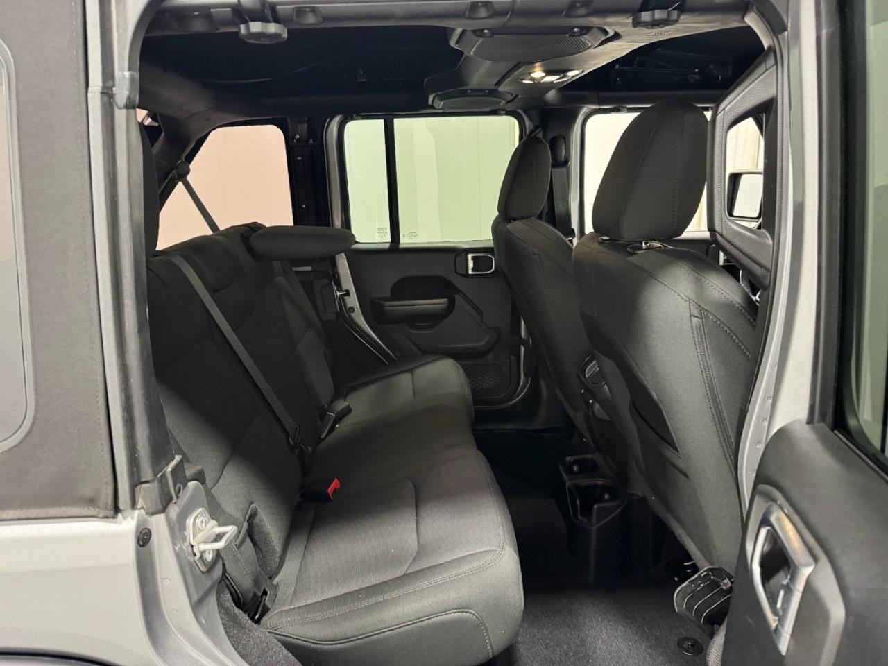 Jeep Wrangler Vehicle Full-screen Gallery Image 10