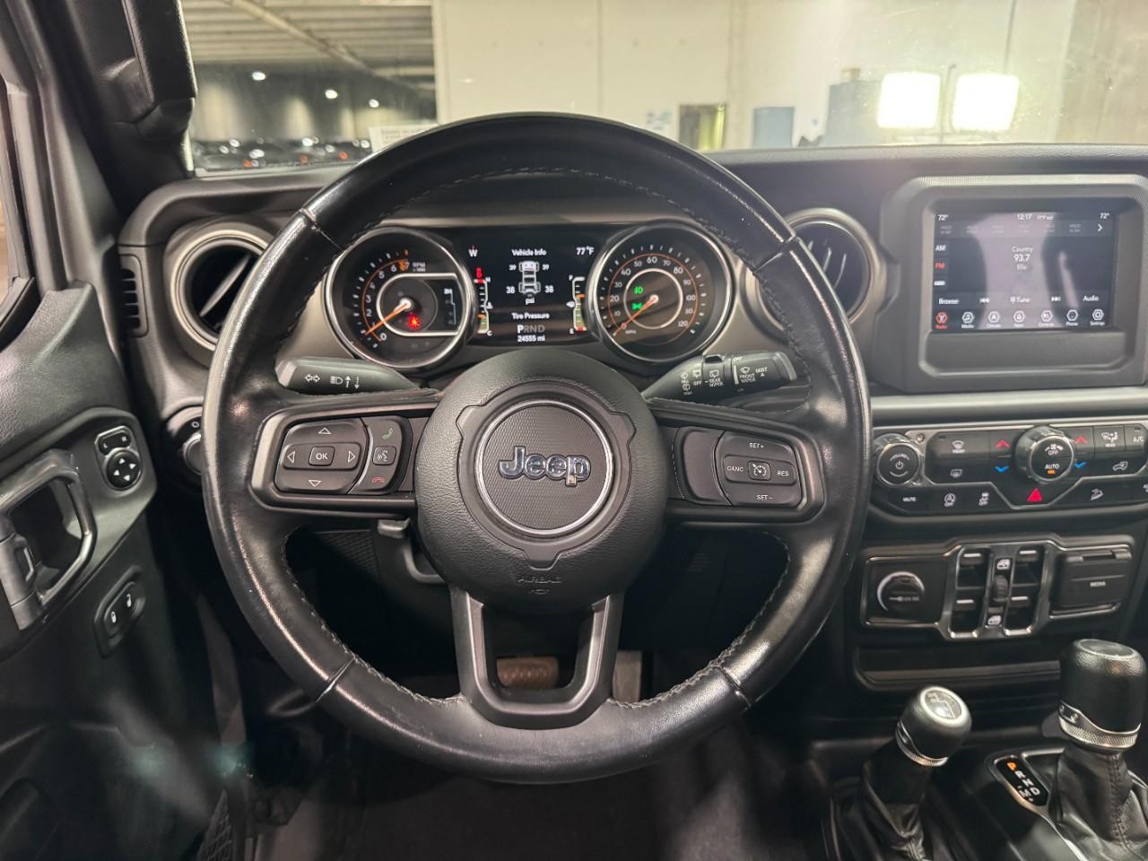 Jeep Wrangler Vehicle Full-screen Gallery Image 12