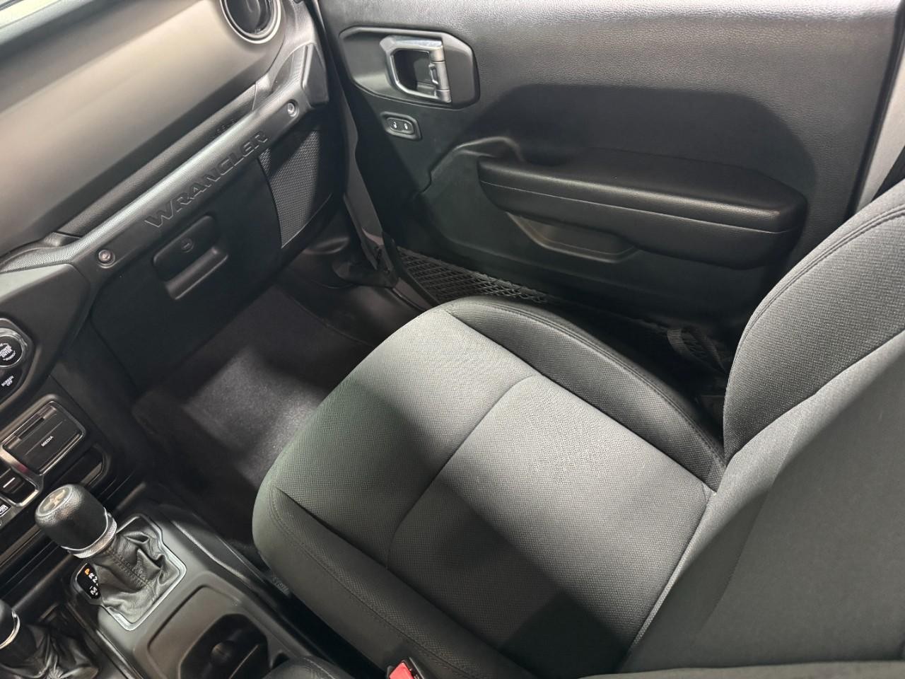 Jeep Wrangler Vehicle Full-screen Gallery Image 16