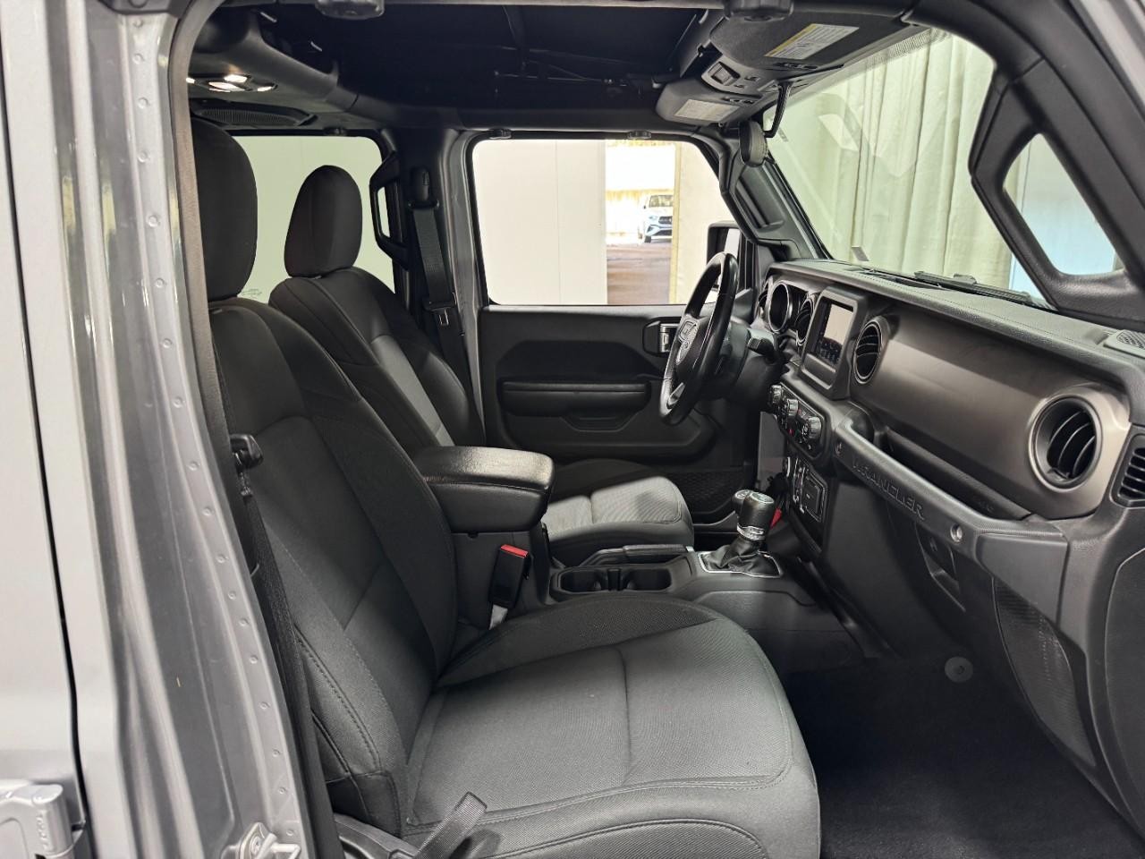 Jeep Wrangler Vehicle Full-screen Gallery Image 17