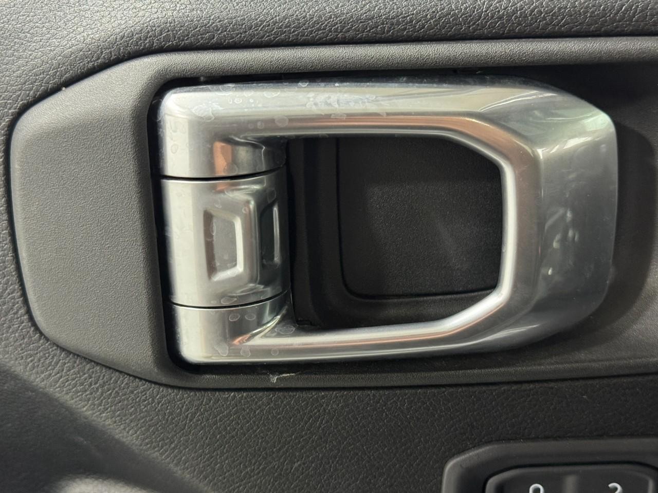 Jeep Wrangler Vehicle Full-screen Gallery Image 23