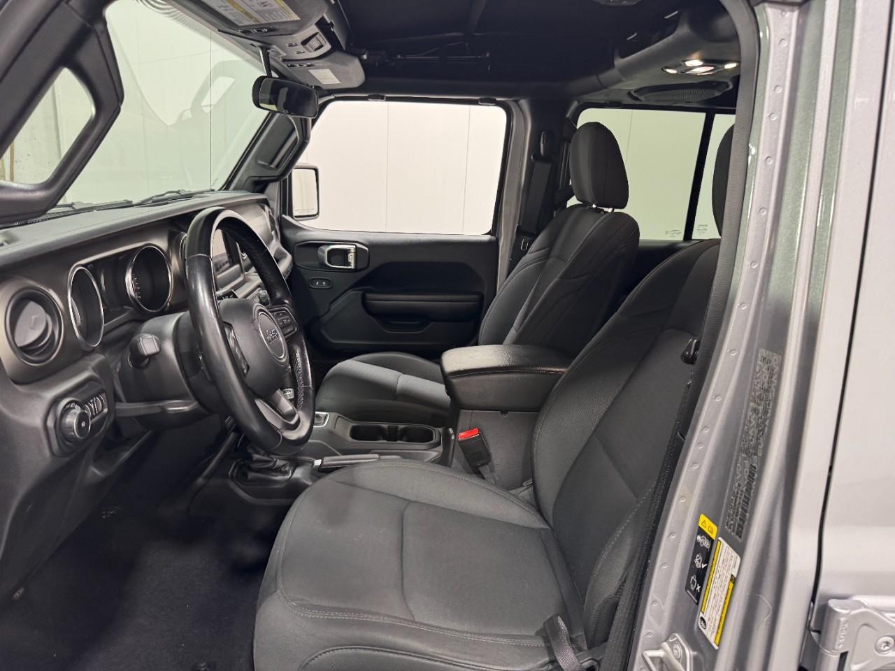 Jeep Wrangler Vehicle Full-screen Gallery Image 25