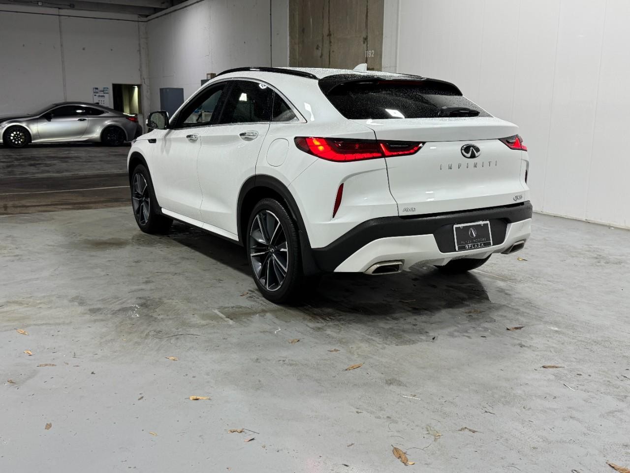 INFINITI QX55 Vehicle Full-screen Gallery Image 3