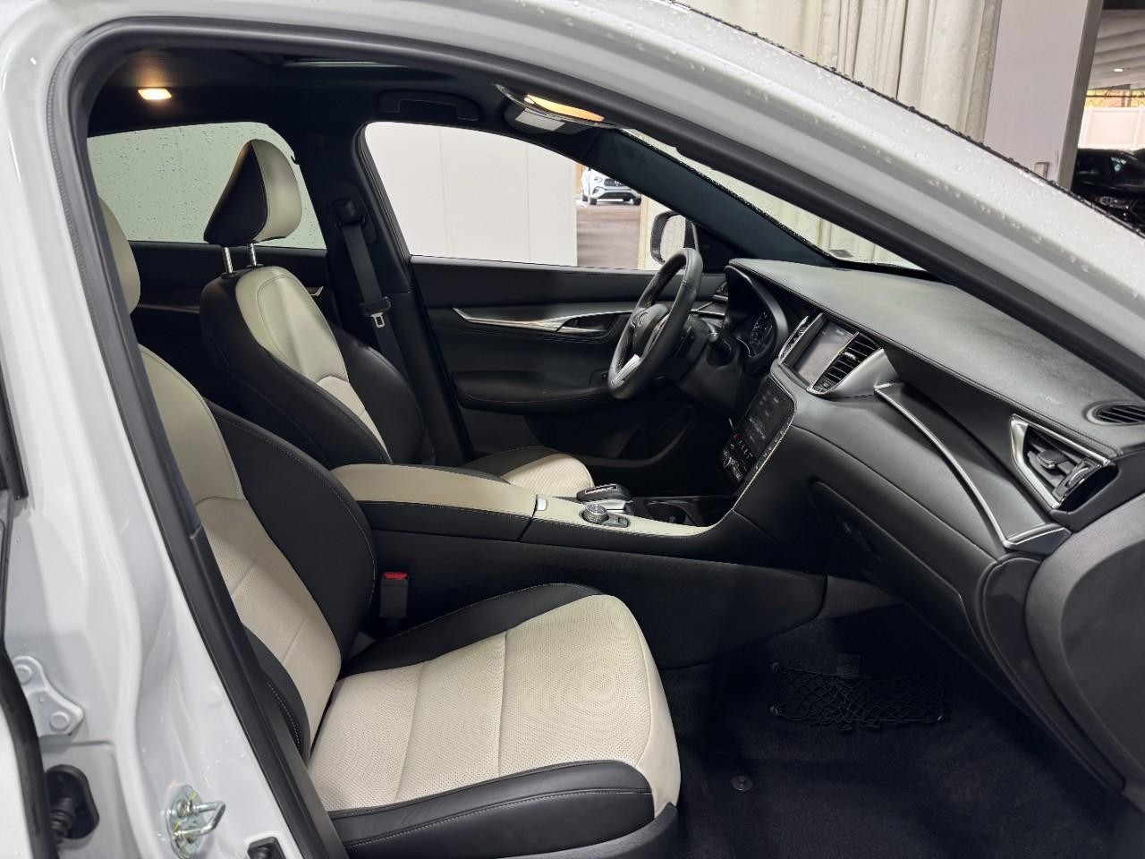 INFINITI QX55 Vehicle Full-screen Gallery Image 18