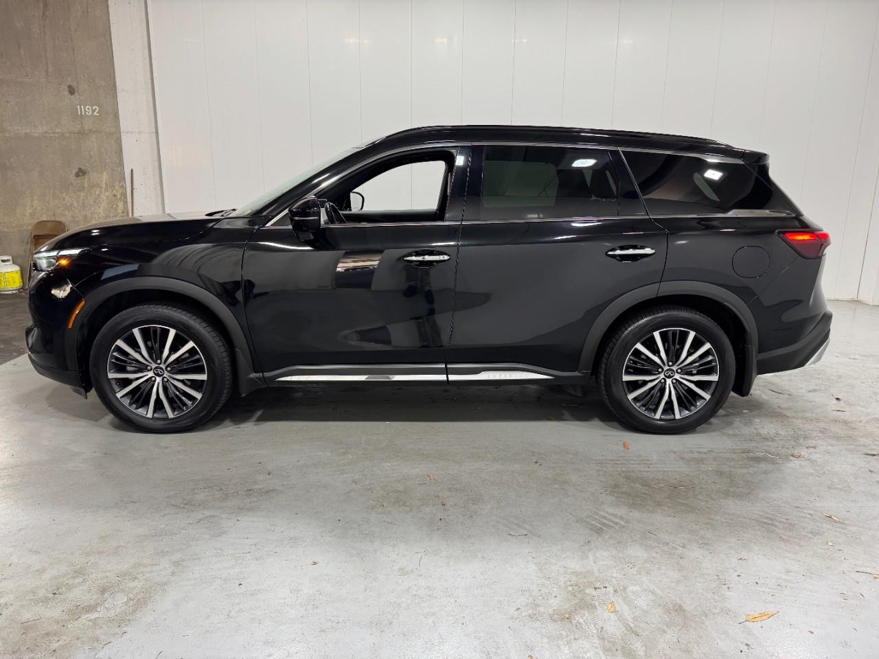 INFINITI QX60 Vehicle Full-screen Gallery Image 2