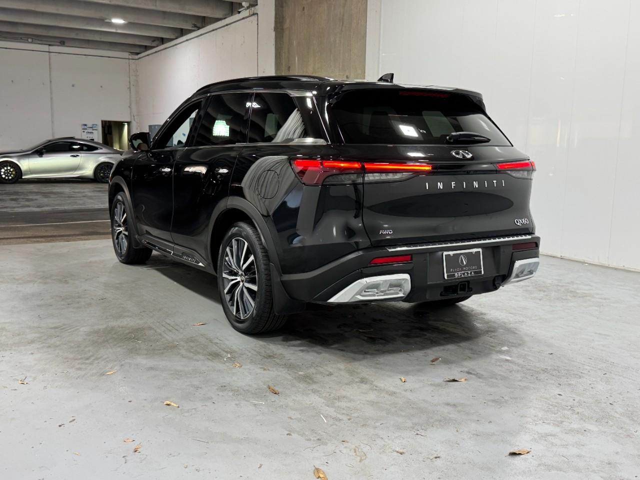 INFINITI QX60 Vehicle Full-screen Gallery Image 3