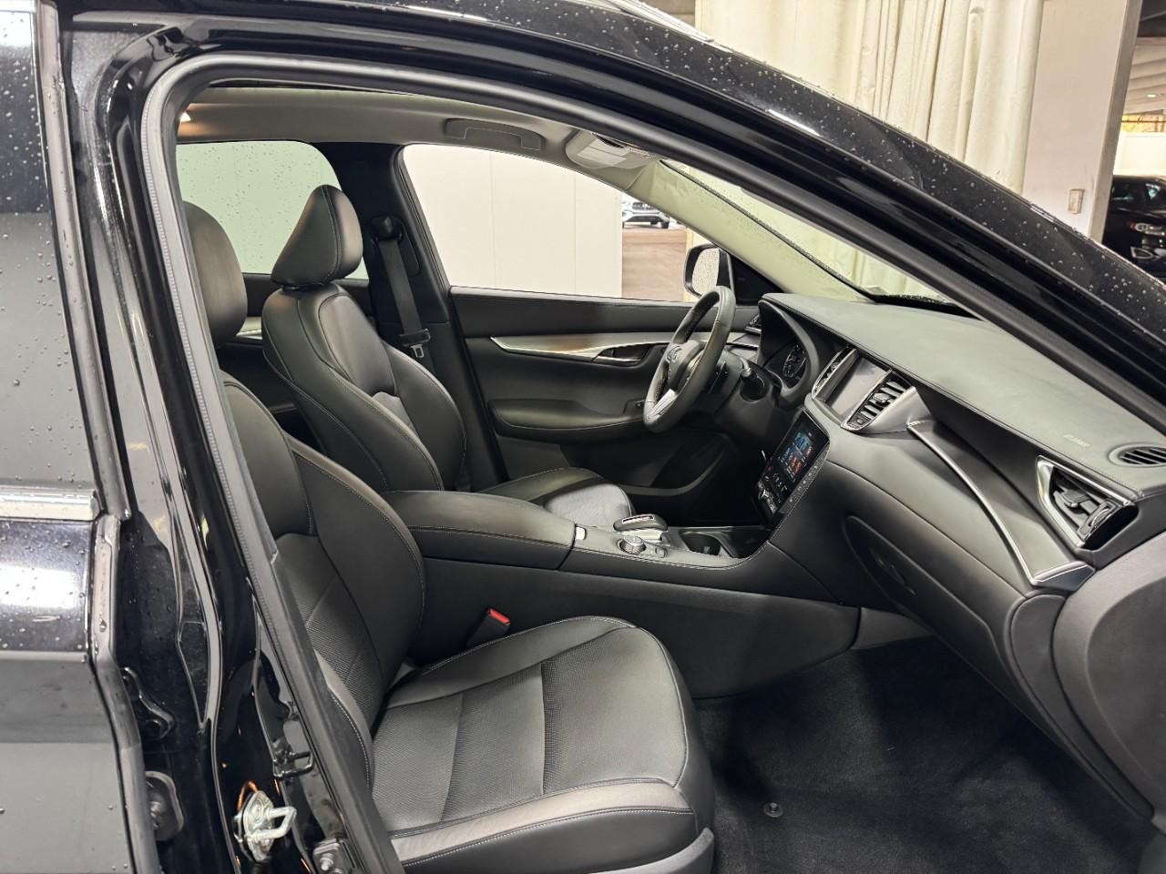 INFINITI QX50 Vehicle Full-screen Gallery Image 18