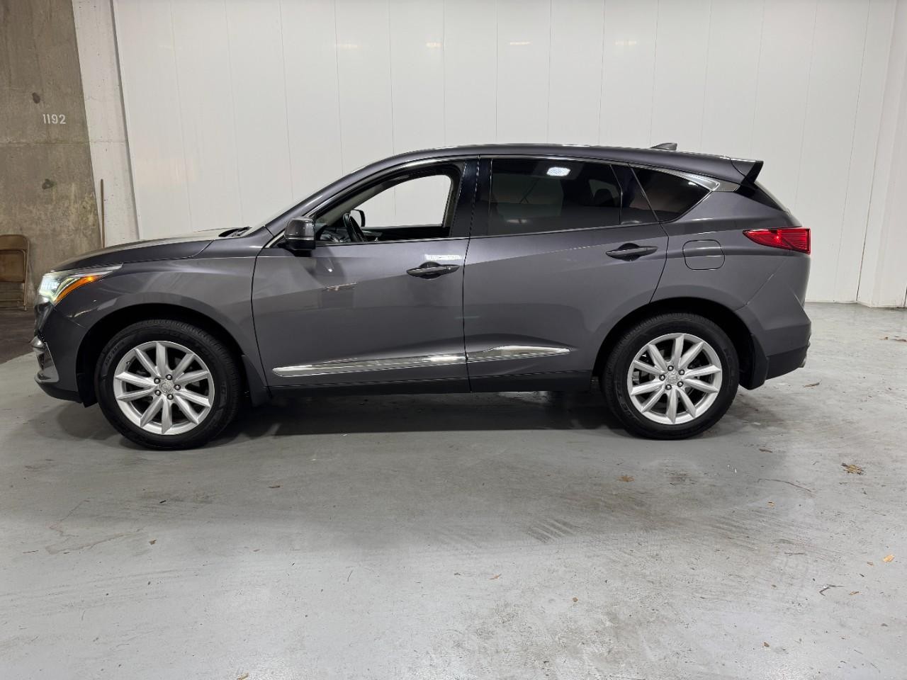 Acura RDX Vehicle Full-screen Gallery Image 2