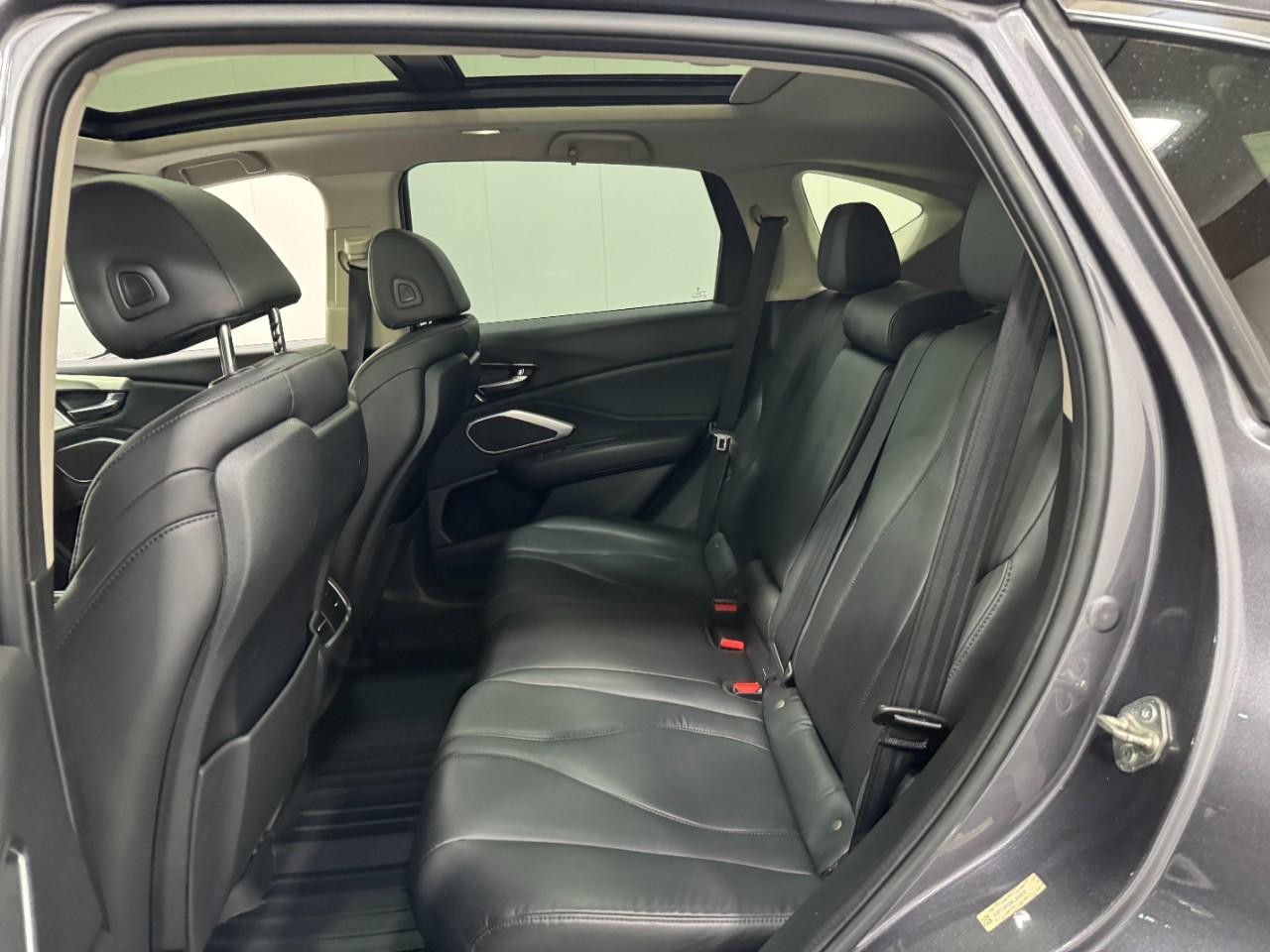 Acura RDX Vehicle Full-screen Gallery Image 8