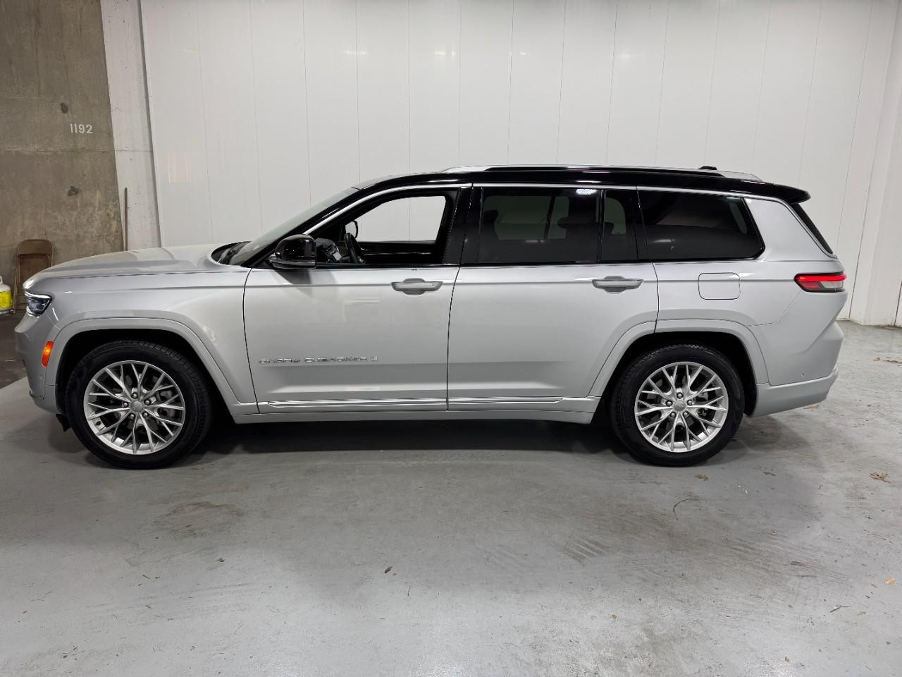 Jeep Grand Cherokee L Vehicle Full-screen Gallery Image 2