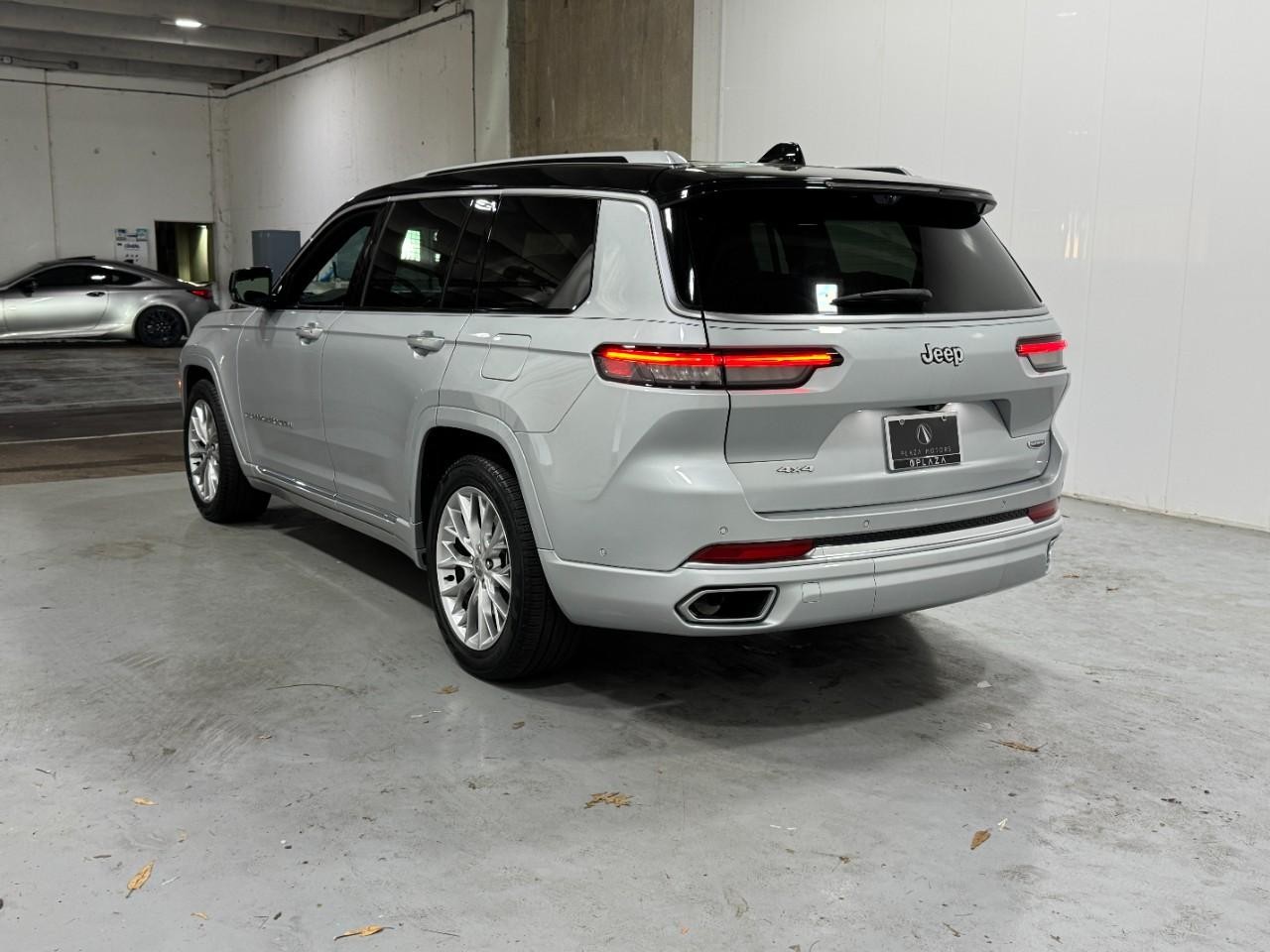 Jeep Grand Cherokee L Vehicle Full-screen Gallery Image 3