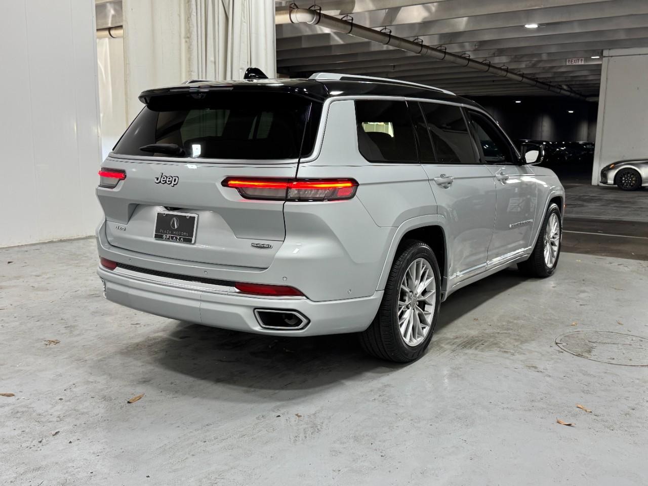 Jeep Grand Cherokee L Vehicle Full-screen Gallery Image 4