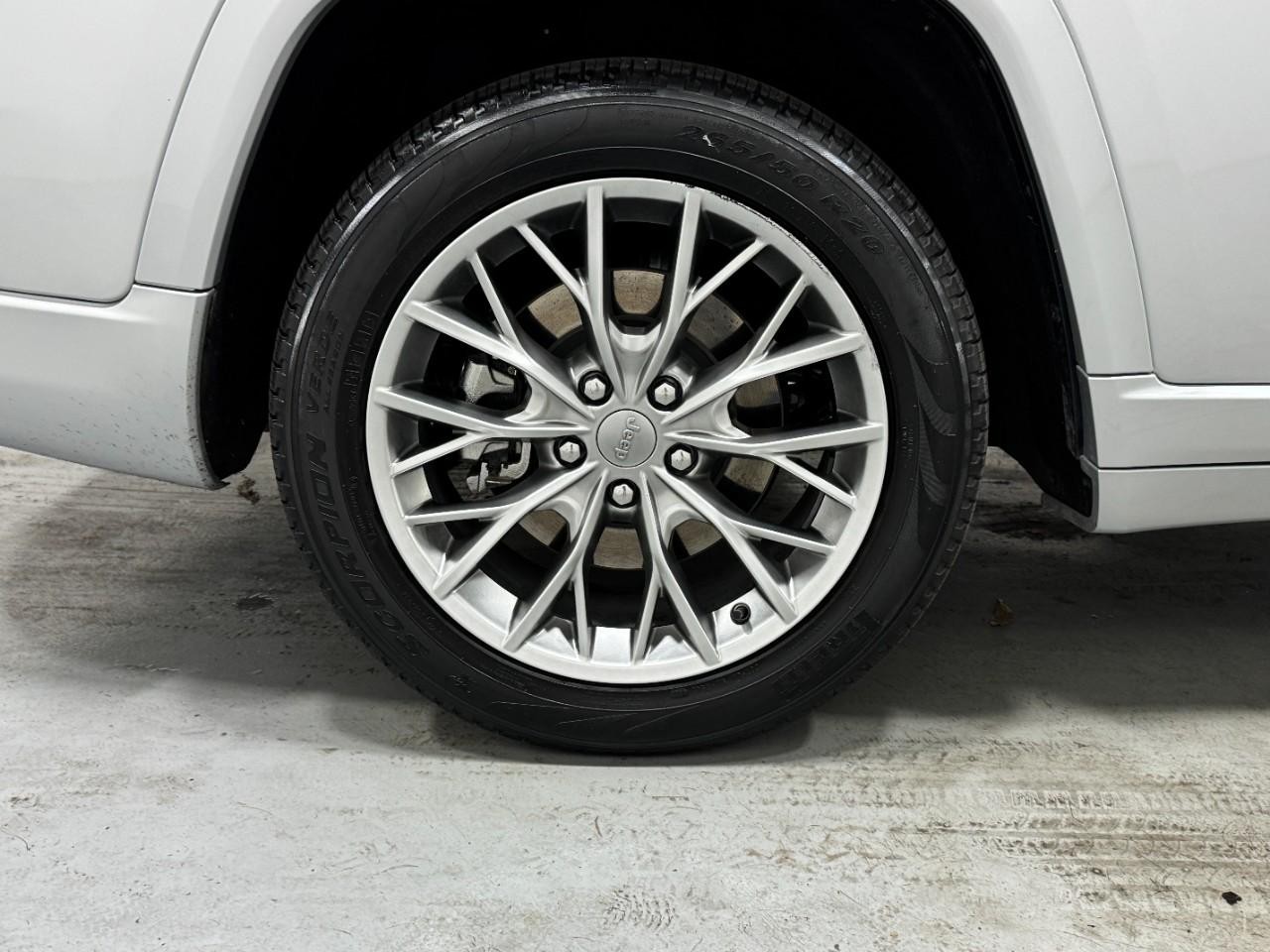 Jeep Grand Cherokee L Vehicle Full-screen Gallery Image 5