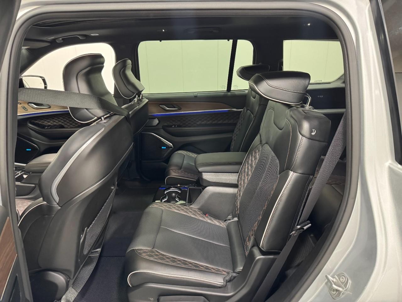 Jeep Grand Cherokee L Vehicle Full-screen Gallery Image 9