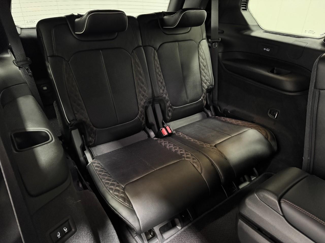 Jeep Grand Cherokee L Vehicle Full-screen Gallery Image 11