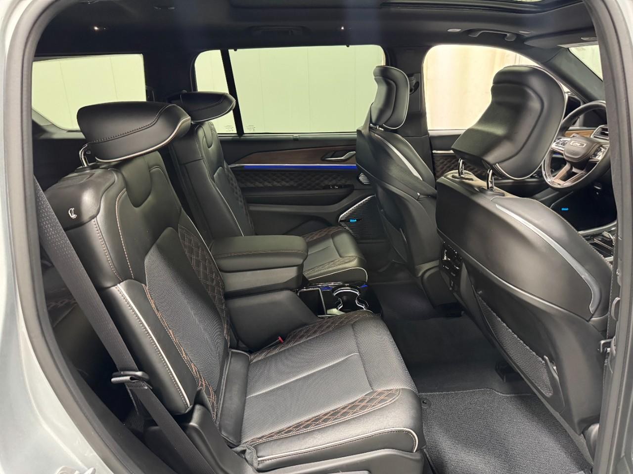 Jeep Grand Cherokee L Vehicle Full-screen Gallery Image 12