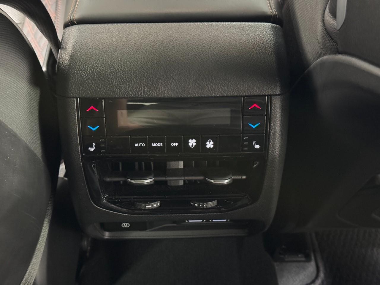 Jeep Grand Cherokee L Vehicle Full-screen Gallery Image 13