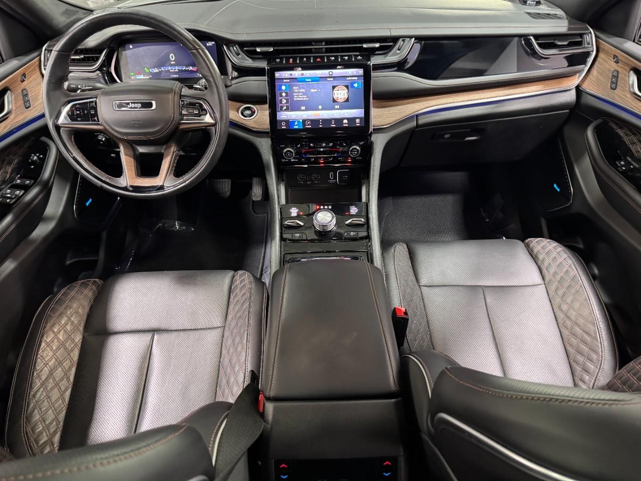 Jeep Grand Cherokee L Vehicle Full-screen Gallery Image 15