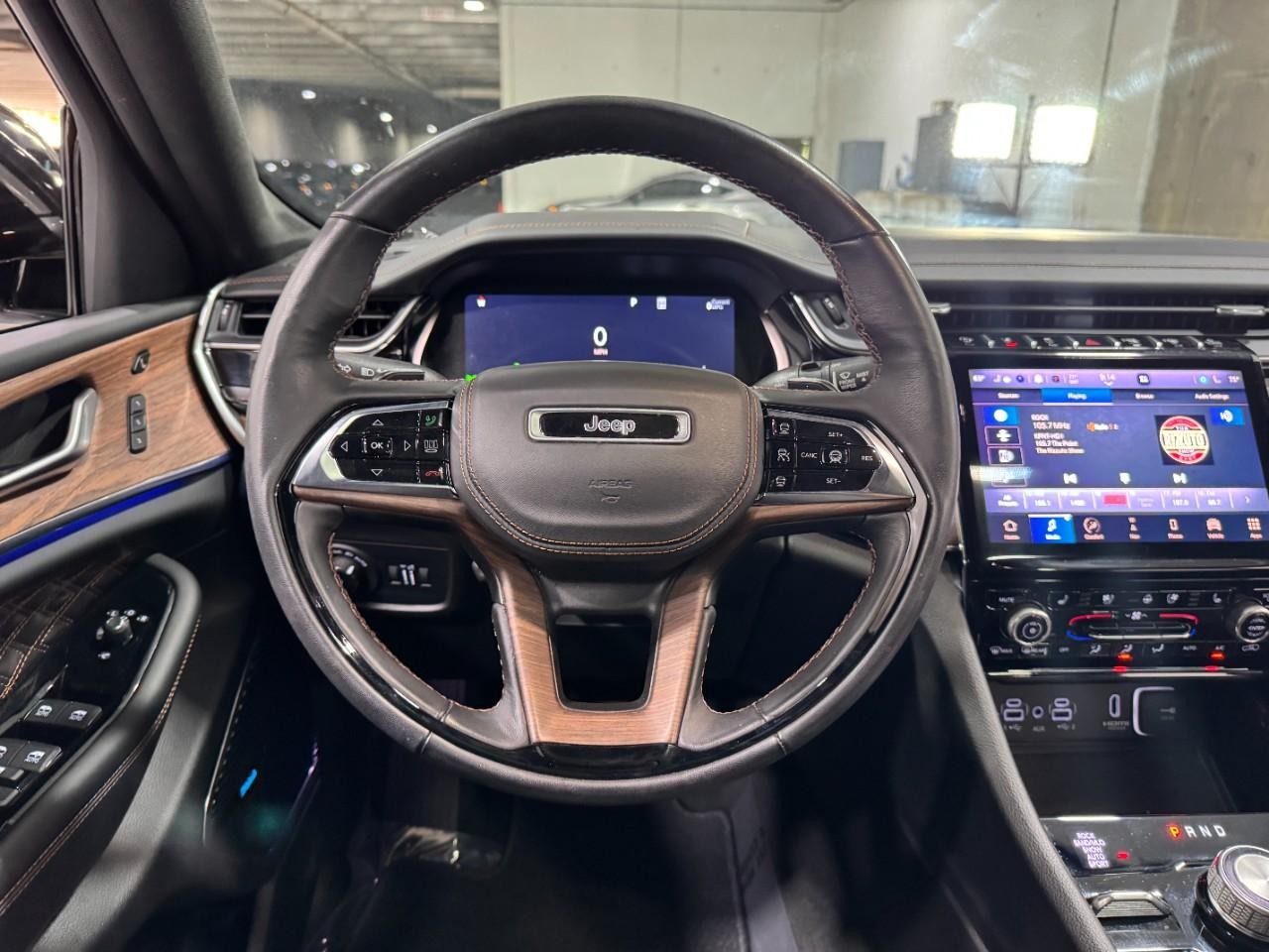 Jeep Grand Cherokee L Vehicle Full-screen Gallery Image 16